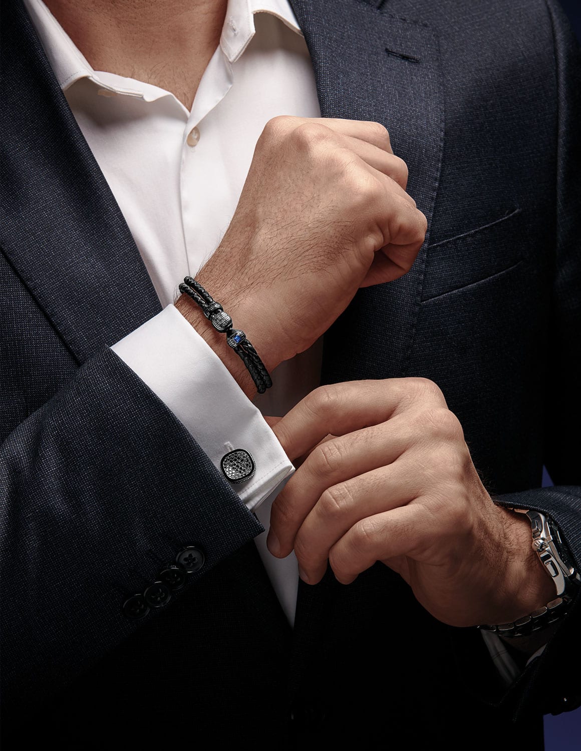 Mann im Anzug richtet die Manschette, MAGIOR Armband und Manschettenknopf sichtbar