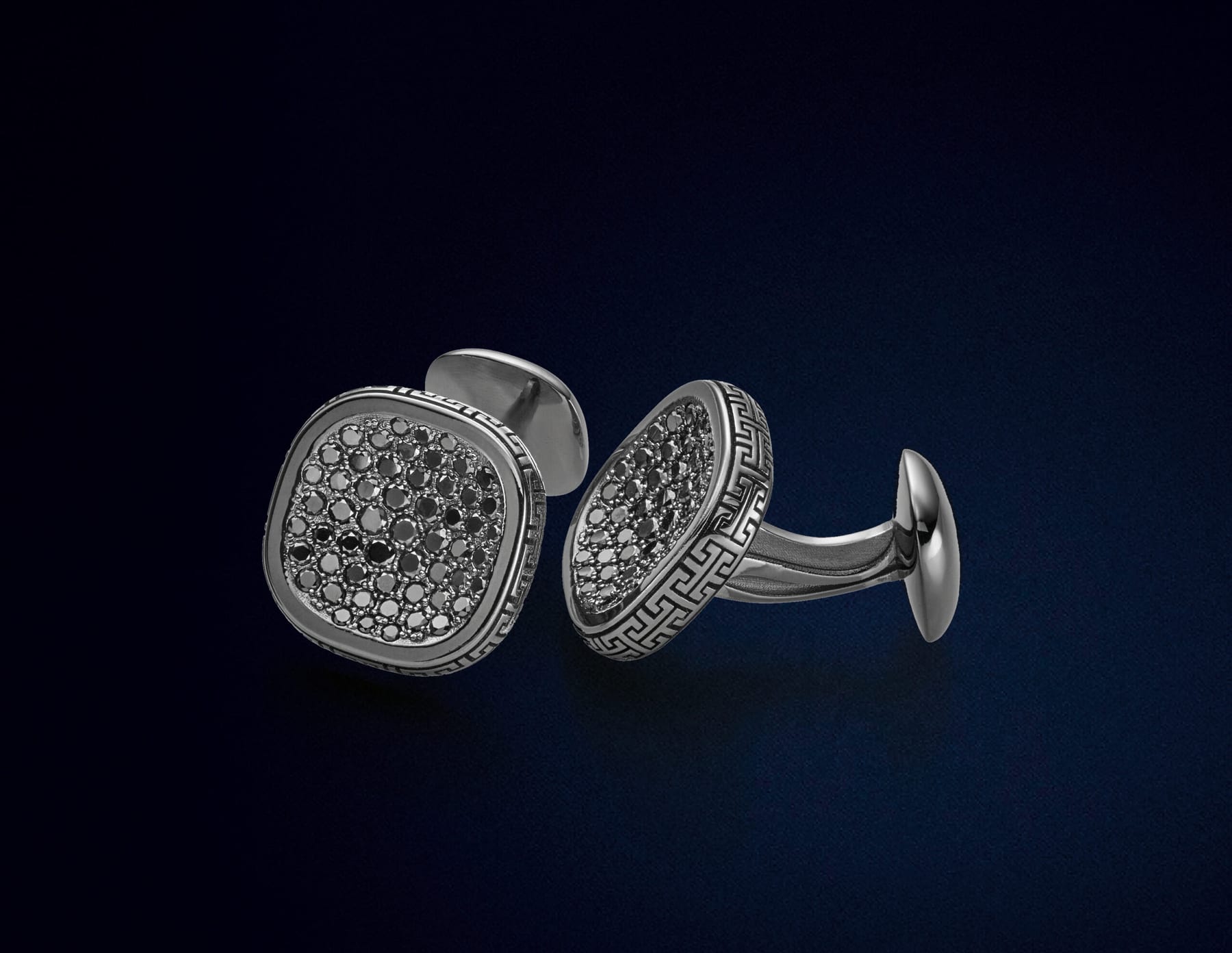 MAGIOR Manschettenknöpfe mit schwarzem Diamant-Pavé und Linienmuster