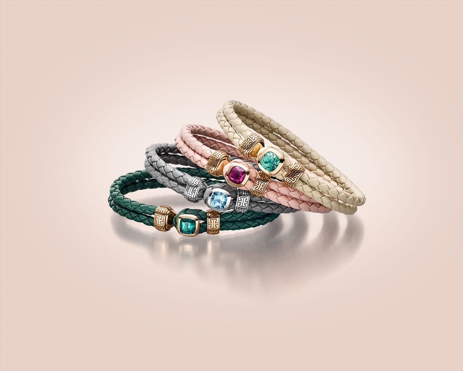 Vier MAGIOR Damenarmbänder in Salbeigrün, Grau, Rosa und Crème mit Edelsteinschließen in Rosé- und Weißgold