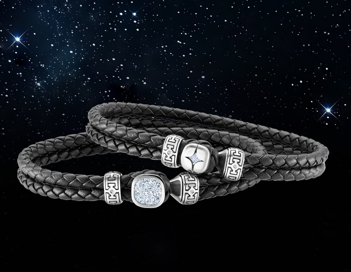 MAGIOR Lederarmband mit Osmium-Einschieber vor Sternenhimmel
