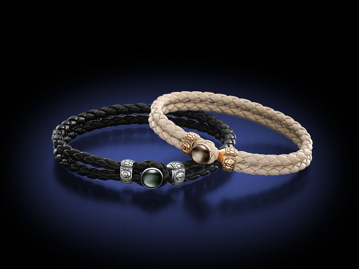 Zwei Mistral-Armbänder aus geflochtenem Leder mit Perle und Mäanderschließe