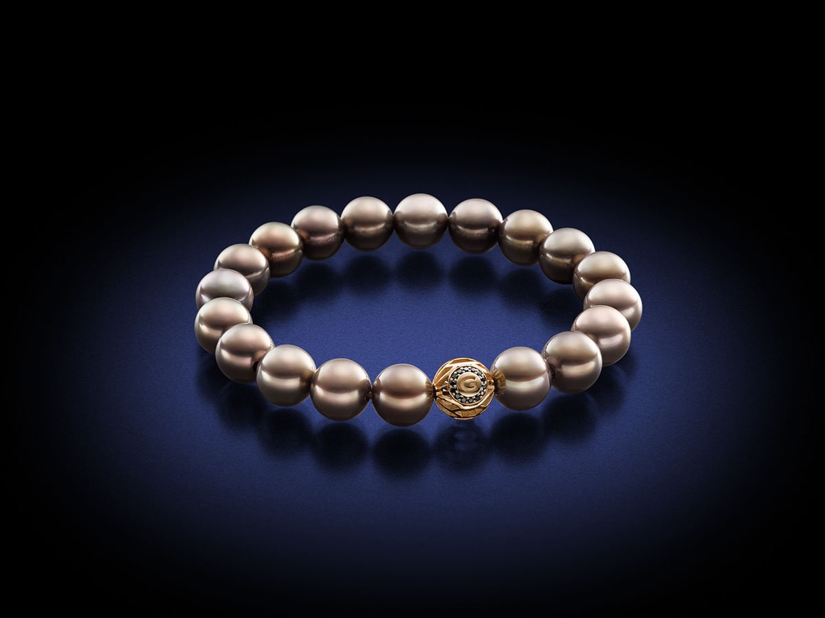 Armband der Linie Mistral aus roséfarbenen Tahiti-Perlen mit goldener MAGIOR-Kugel