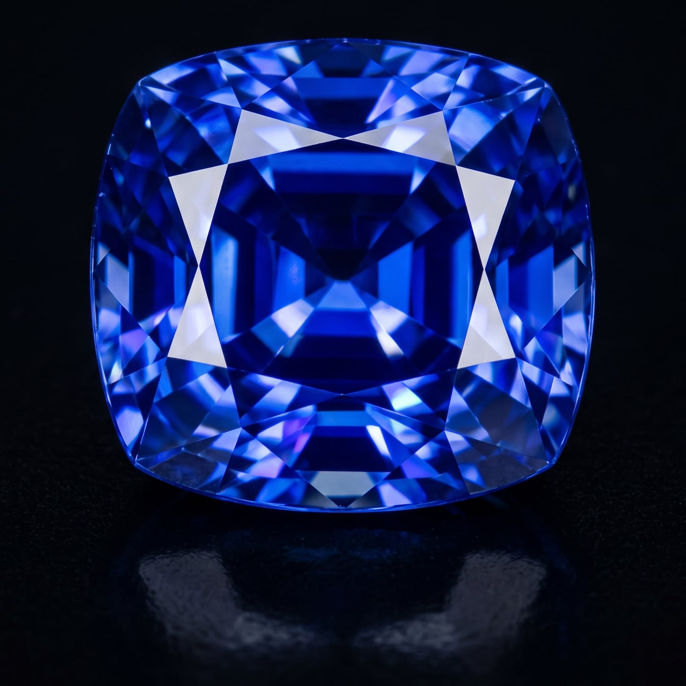 Blauer Saphir im Kissenschliff auf schwarzem Grund