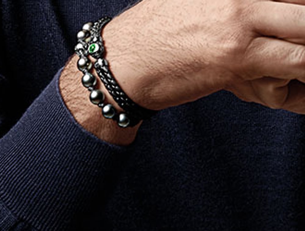 Detail: MAGIOR Mistral Armband mit Perlen und grünem Stein am Handgelenk des Gründers