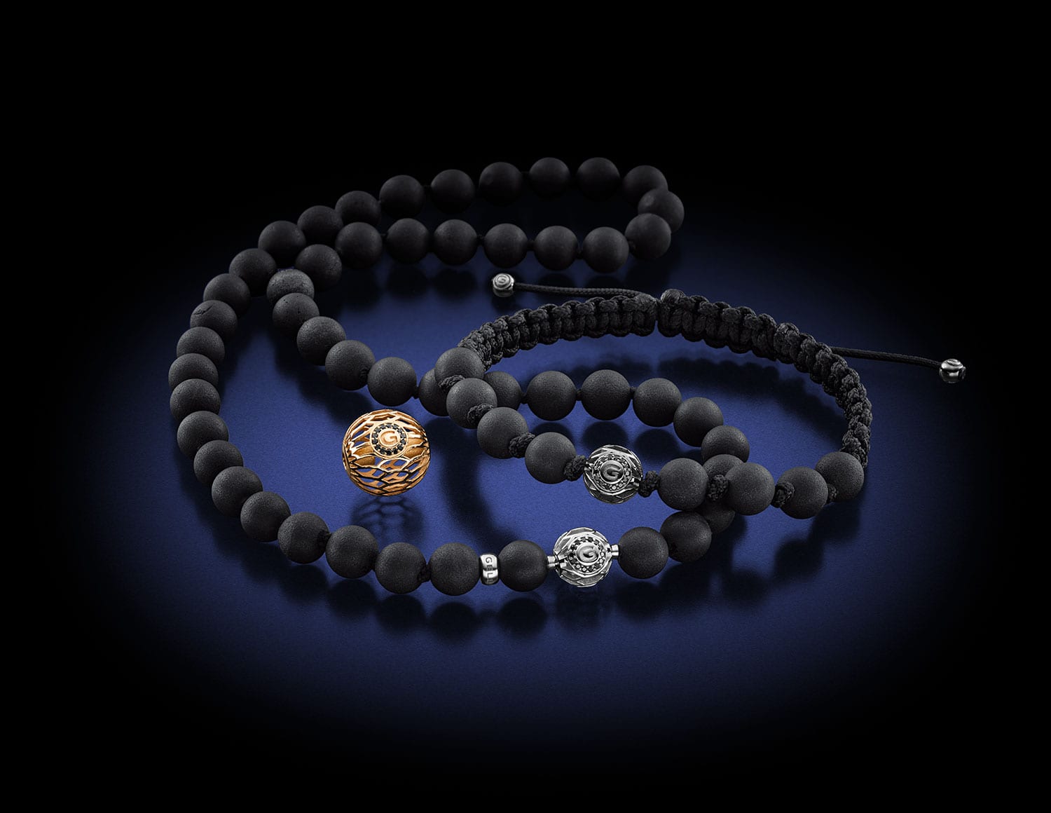 Mistral Armbänder der Kooperation MAGIOR und Gellner mit schwarzen Perlen und Goldkugel