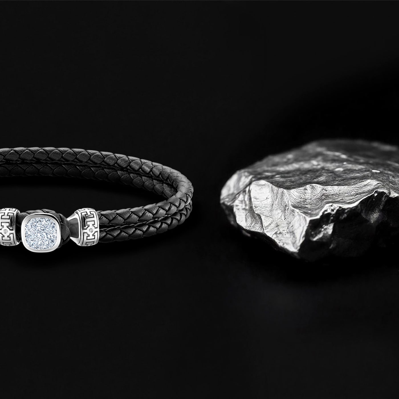 MAGIOR Lederarmband mit Osmium-Einschieber neben einem Osmium-Rohstück